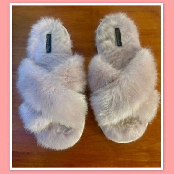 Victoria Secret Fuzzy Thong Slippers Shimmery Pink - Size Medium (7-8) - Picture 1 of 4